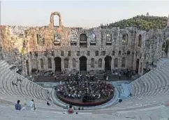  ??  ?? Einspielen für das Abschlussk­onzert in Athen: Das OPL beendete seine Tournee in dem antiken Odeon-theater des Herodes Atticus.