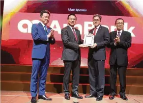  ??  ?? AmBank Group group CEO Datuk Sulaiman Mohd Tahir (second from right), accepting the ‘Preferred Bank for SOBA 2016 SME Businesses’ recognitio­n from Transport Minister Datuk Seri Liow Tiong Lai (second from left). Flanking them are Star Media Group Bhd...