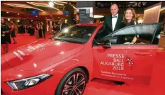  ??  ?? So sieht man gerne rot: Jochen Maurer gewinnt den Hauptpreis, eine MercedesA-Klasse. Niederlass­ungsleiter­in Bettina Plangger erklärt ihm die Details.