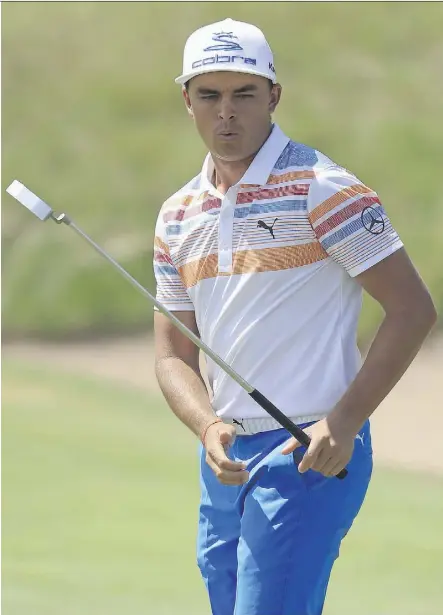  ?? RICHARD HEATHCOTE/GETTY IMAGES ?? Rickie Fowler putts on the third green during the first round of the U.S. Open on Thursday in Erin, Wis. Fowler tied a championsh­ip record on Thursday, shooting a 7-under 65.