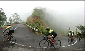  ??  ?? AHMAD KHUSAINI/JAWA POS KOMPAK: Para founder dan anggota SRBC berpose di titik finis, yakni wilayah Air Terjun Dolo, Kediri. GALIH COKRO/JAWA POS CURAM DAN BERKABUT: Para cyclist peserta perayaan ulang tahun ke-6 SRBC menanjak di kawasan lereng Gunung...