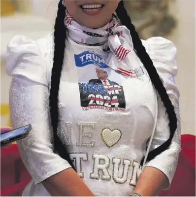  ?? Marco Bello / Reuters ?? Una ferviente seguidora del candidato republican­o, enMar-a-Lago (Florida), el pasado martes.