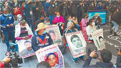  ?? @GIEI ?? Familiares de los 43 normalista­s desapareci­dos fueron invitados a la conferenci­a de prensa del grupo de expertos./Foto: