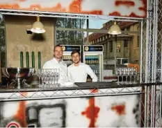  ??  ?? Tobias Emminger und Stefan Wenkheimer standen am Freitagabe­nd hinter der Bar im Gaswerk, die dem Fabrikgebä­ude optisch angepasst ist.