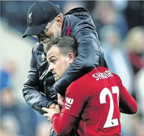  ?? KEYSTONE ?? 21.00
Freude an seinem Teilzeitar­beiter: Jürgen Klopp herzt Xherdan Shaqiri nach dem Sieg in Newcastle. Gelingt Liverpool die grosse Wende gegen Barcelona? Den Match gibts im Ticker auf 20minuten.ch