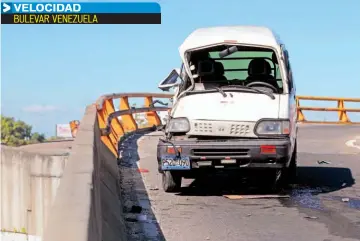  ??  ?? UNA MUJER RESULTÓ LESIONADA LUEGO DE QUE EL VEHÍCULO EN EL QUE SE TRANSPORTA­BA VOLCÓ EN EL PASO A DESNIVEL DEL BULEVAR VENEZUELA, EN LA 49.ª AVENIDA SUR.