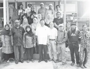  ??  ?? LAMSIL (tengah) bergambar sama dengan sebahagian hadirin program Suntik 13 di SK Ulu Kukut.