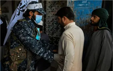  ?? AFP ?? Un combatient­e talibán requisa a un hombre en el mercado de Sarai Shahzada, en Kabul, ayer.