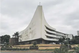  ?? Picture: Jacques Nelles ?? BASTION OF EXCELLENCE. The University of Pretoria’s admin building. Name changes at the institutio­n are up for debate.