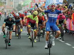  ??  ?? Adriatica Ionica Race Vittoria e maglia di leader della generale per Viviani