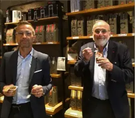  ??  ?? Christophe Audouin, DG de Les Prés Rient Bio (dont la marque normande Les  Vaches), et Jean-Pierre Blanc, DG du torréfacte­ur de Carros Malongo, s’associent pour un dessert très Crèmeuh en vente dans  % des grandes et moyennes surfaces. (D.R.)