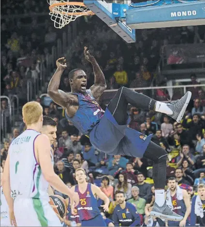  ?? FOTO: MANEL MONTILLA ?? Sanders machaca un balón en el partido de Euroliga contra el Unicaja. El alero americano vuelve tras seis partidos descartado