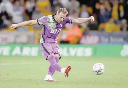  ?? — Reuters ?? (Left) Tottenham Hotspur’s Harry Kane scores during the penalty shootout.