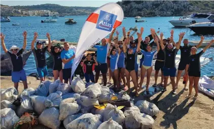  ??  ?? #TeamAtlas posing with an impressive haul of 51 garbage bags following their sea clean-up