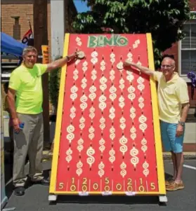  ?? SUBMITTED PHOTO ?? Ken Hunt of Boyertown United Way and Pastor Bob Machamer of St. John’s Lutheran Church of Boyertown demonstrat­e the use of the “Blinko” board game used for the donation of $1,040 to the United Way.