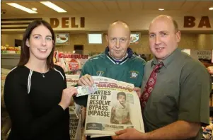  ??  ?? Fran Miller of Urrin Valley receives his €20 from Donna Murphy of People Newspapers and Pat Butler, manager, Mace Maxol, Bellefield, Enniscorth­y.