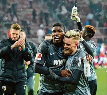  ?? Foto: Jan Huebner ?? Lass dich drücken: Kevin Danso (vorne links) und Philipp Max (vorne rechts) bejubeln nach dem Schlusspfi­ff den 3:1 Erfolg in Mainz. Linksverte­idiger Max wird als Nationalsp­ieler ins Gespräch gebracht.