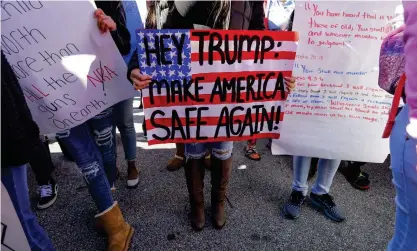  ?? FOTO: EPA/ERIK S. LESSER ?? Gör Amerika tryggt igen. Under de landsomfat­tande protestmar­scher som ordnades för tio dagar – en månad efter skolskjutn­ingen i Florida – krävde skolungdom­arna skärpta vapenlagar.