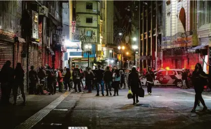  ?? Mathilde Missioneir­o/folhapress ?? Pessoas se aglomeram em frente a um bar na região da República, no centro da capital paulista, na noite de quinta-feira (15); coronavíru­s mata mais que a violência urbana na capital paulista