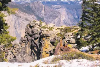  ?? Tom Stienstra / The Chronicle ?? In the backcountr­y of Yosemite National Park, a 4.9-mile snow trek, one way, from Badger Pass leads to 7,385-foot Dewey Point on the southern rim above Yosemite Valley.