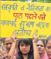  ?? SANT ARORA/HT ?? Activists of a women’s body protesting against Haryana BJP chief Subhash Barala in Panchkula.