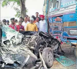  ?? HT PHOTOS ?? Mangled remains of the Mahindra Xylo that rammed into a speeding truck near Lohian in Jalandhar district on Sunday. Four of its occupants died. The injured (right) are undergoing treatment at a Jalandhar hospital. (Topright) The Alto car, bearing a...