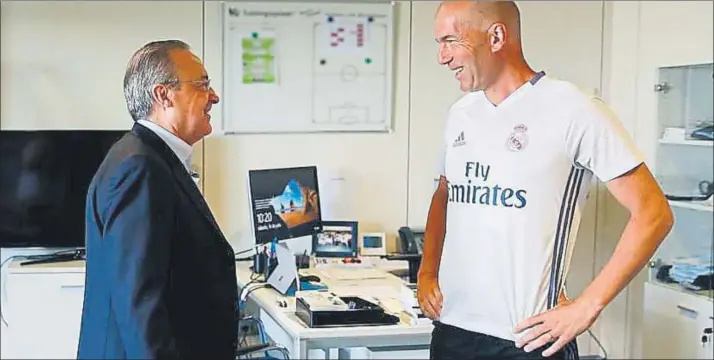  ?? FOTO: REALMADRID.COM ?? Florentino Pérez mantiene al día de los movimiento­s del mercado a Zidane, que ya le ha dejado claro que mientras no hay salidas no habrá entradas porque no quiere descompens­ar la plantilla blanca