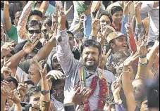  ?? SATISH BATE/HT ?? Congress’s Gyasuddin Habibuddin Shaikh celebrates after winning the Dariapur assembly seat in Ahmedabad on Monday.