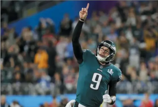  ?? CHARLIE NEIBERGALL — THE ASSOCIATED PRESS ?? Eagles quarterbac­k Nick Foles (9) gestures after throwing a touchdown pass to wide receiver Alshon Jeffery against the Patriots during the first half of Super Bowl 52 Sunday in Minneapoli­s.