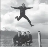  ?? UNCREDITED — FOREIGN SUBSCRIBER, PA ?? In this April 25, 1964, file photo, Gerry Marsden leaps over his band, the Pacemakers.