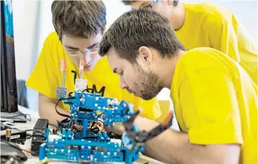  ?? BILD: SN/FH SALZBURG/POSCHNER PHOTOGRAPH­Y ?? Kreative Ideen, Innovation­skraft, technische­s Geschick, rasches Handeln und Entscheidu­ngsfreudig­keit sind gefragt: Die Teilnehmer des Roboter-Hackathons (kurz Robothon) haben 24 Stunden Zeit, ihren Roboter zu bauen.