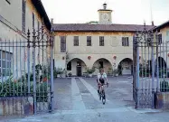  ??  ?? Scorci Paesaggio lungo il Naviglio Pavese. Qui sopra, il museo Salterio di Moirago, in un ex convento del 1300