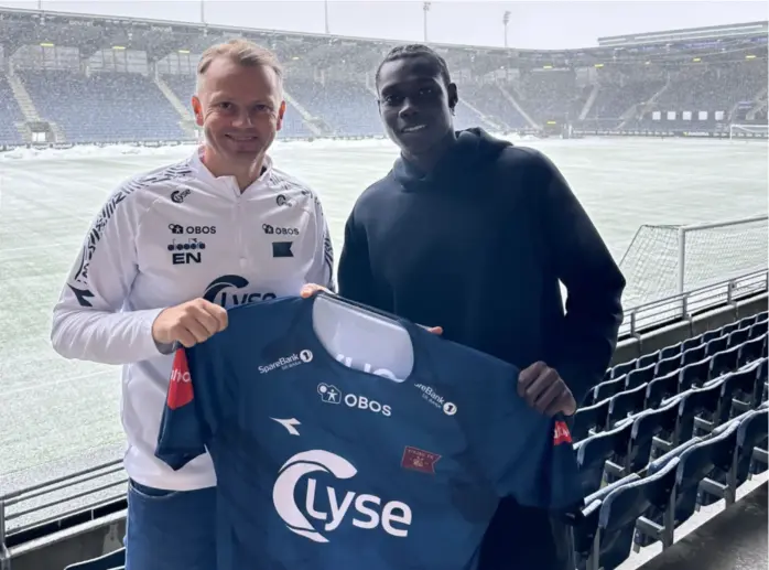  ?? VIKING FK ?? Onsdag ettermidda­g – mens snøen lavet ned i Jåttåvågen – kunne Franco Lino posere sammen med sportsdire­ktør Erik Nevland.