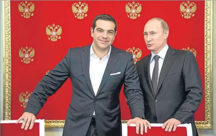  ?? ALEXANDER ZEMLIANICH­ENKO / REUTERS ?? Ceremonia. El primer ministro griego, Alexis Tsipras, y el presidente ruso, Vladímir Putin, ayer durante la firma de un nuevo acuerdo en el Kremlin