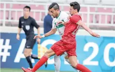  ??  ?? the-afc.com Zob Ahan’s Bakhtiar Rahmani (L) challenges Youssef Msakni of Al Duhail in AFC Champions League Group B opener in Doha, Qatar, on February 12, 2018.