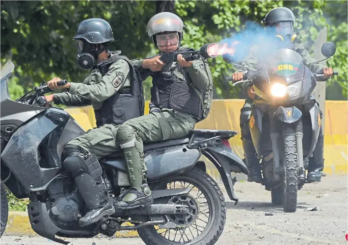 ?? AFP ?? Represión. Policías antidistur­bios disparan gases lacrimógen­os sobre los manifestan­tes. Ayer comenzó una nueva etapa de protestas opositoras contra el gobierno de Maduro.