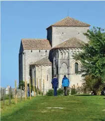  ??  ?? La visite de l’église Sainte-Radegonde à Talmont-surGironde se révèle passionnan­te.