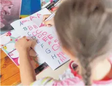  ?? FOTO: DPA ?? Schreiben lernen vor der Schule? Wenn die Kinder Lust darauf haben, ist Vorauslern­en in Ordnung. Forcieren sollten Eltern das nicht.