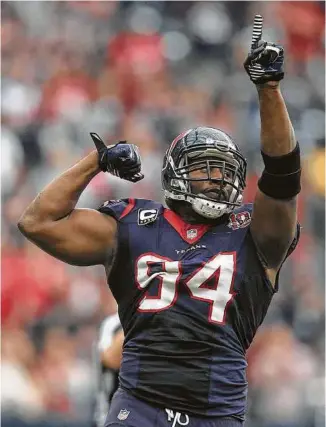  ?? Karen Warren / Houston Chronicle ?? During his first stint with the Texans, Antonio Smith had 27 sacks in five seasons and helped the team win two AFC South titles.