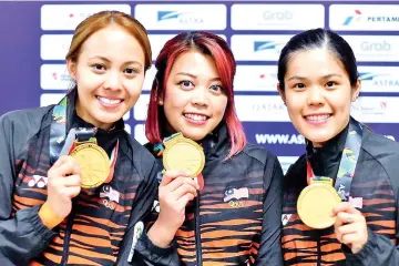  ??  ?? Syaidatul Afifah Badrul Hamidi, Siti Safiyah Amirah Abdul Rahman and Esther Cheah Mei Lan pose with their gold medals. — Bernama photo