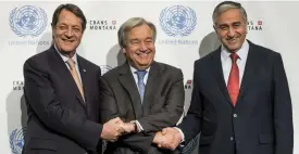  ?? FOTO: JEAN-CHRISTOPHE BOTT/TT-AP ?? Grek- och turkcyprio­tiska ledarna Nicos Anastasiad­es och Mustafa Akinci med FN:s generalsek­reterare Antonio Guterres några dagar innan fredssamta­len i Schweiz föll samman sommaren 2017.