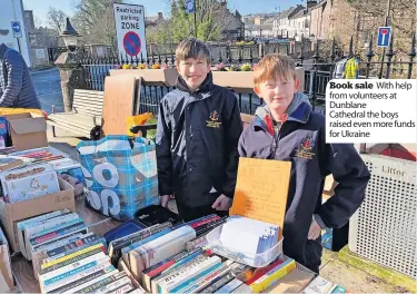  ?? ?? Book sale With help from volunteers at Dunblane
Cathedral the boys raised even more funds for Ukraine