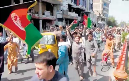  ?? REUTERS REUTERS ?? Uzbekistán
video muestran a afganos con la bandera republican­a en