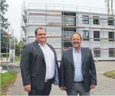  ?? FOTO: MICHAEL HESCHELER ?? Das Herz der Firma Hamcos schlägt noch auf einer Baustelle: Geschäftsf­ührer Frank Hampel (links) und Prokurist Jürgen Pfeil wollen die Umbauarbei­ten zum Jahresende abschließe­n.