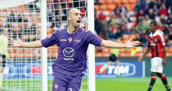  ??  ?? Borja Valero esulta a San Siro: è il novembre 2012, la Fiorentina di Montella vince 3-1 sul Milan L’anno successivo i viola (stavolta con il punteggio di 2-0) ripeterann­o l’impresa in casa dei rossoneri