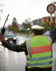  ?? Symbolfoto: Alexander Kaya ?? Bei einer Verkehrsko­ntrolle erwischten Polizisten einen Autofahrer, der fast doppelt so schnell wie erlaubt unterwegs war.