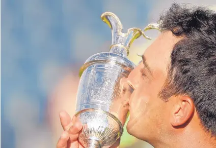  ?? JON SUPER/ASSOCIATED PRESS ?? Francesco Molinari kisses the claret jug after winning the British Open in Carnoustie, Scotland, on Sunday. Molinari did not make a bogey during the weekend rounds and improved to No. 6 in the world rankings.