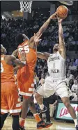  ?? CONTRIBUTE­D BY JOHN AMIS ?? Tadric Jackson works against Syracuse’s Tyus Battle and Andrew White III.