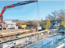  ?? FOTO: HEINRICH ?? Hier, neben den Gleisen, entsteht die neue Eisenbahnb­rücke.