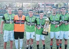  ??  ?? CAMPEONES. Ahora Fuerza Aérea se alista para el departamen­tal.